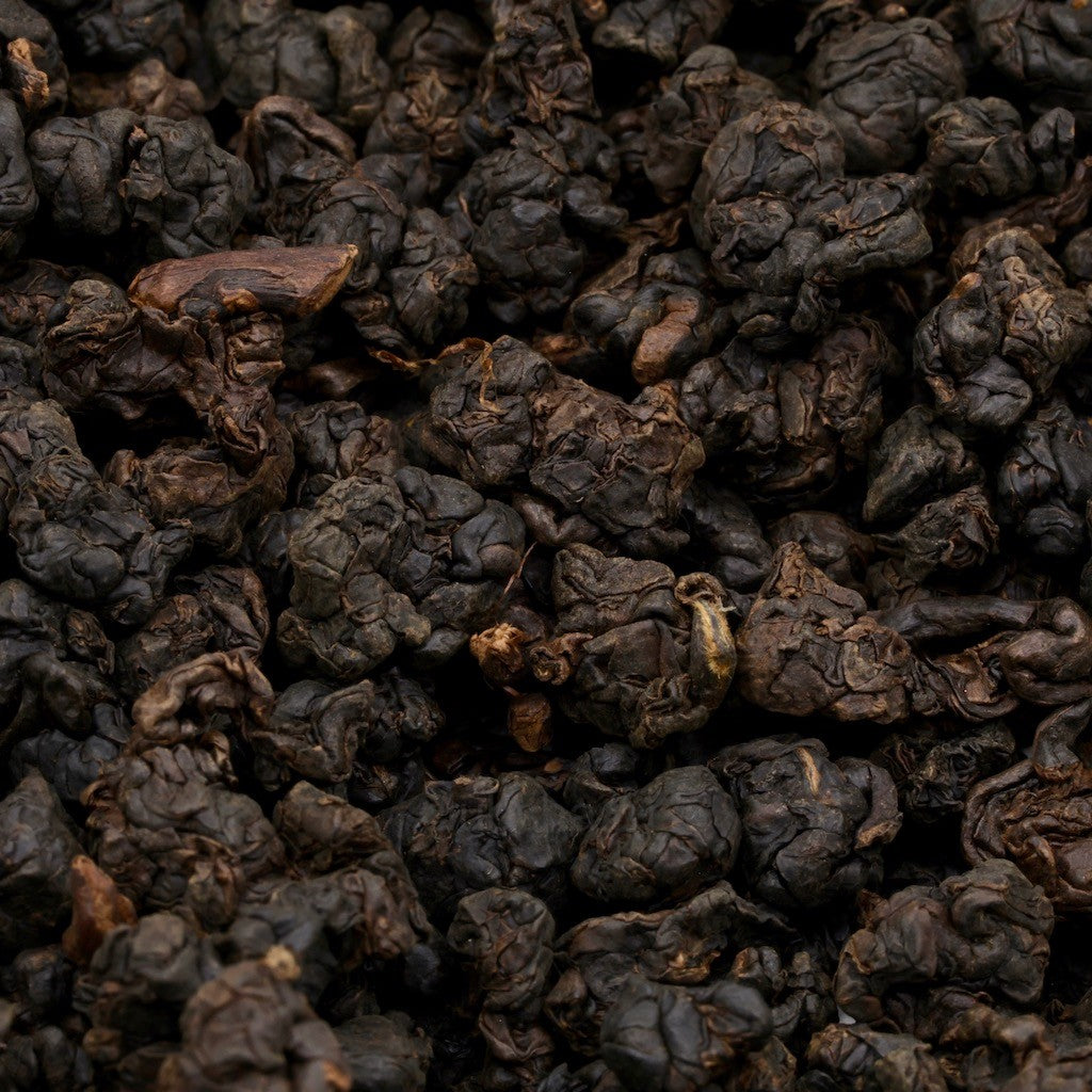 Loose-leaf GABA oolong tea from Taiwan, Dan Gu Wan Ning – Red Valley, Evening Calm, featuring deep oxidized leaves in rich brown tones.